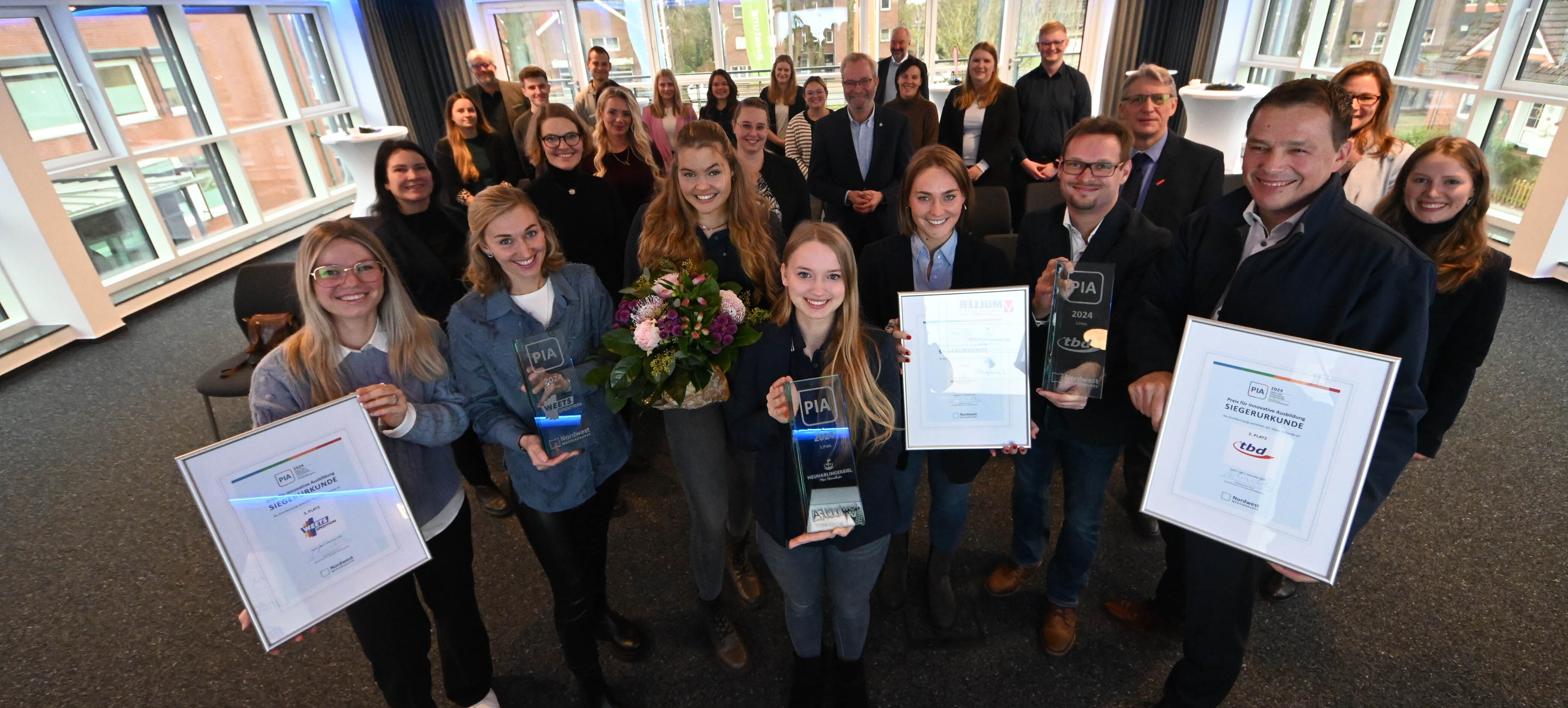 Die Technische Baudienstleistungen GmbH (tbd) aus Friedeburg erhielt den 2. PIA-Preis (von links): Jan-Christoph Meyer (Fachtrainer), Ole Cordsen (PR), Geschäftsführer Arnd Kleemann, Laudator Jörg Frerichs (Hauptgeschäftsführer Handwerkskammer für Ostfriesland) und Elisabeth Ahrends (Redaktionsleiterin Emder Zeitung).