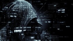 KI generiert: Das Bild zeigt die Silhouette einer Person mit Kapuze vor einem Hintergrund aus digitalem Code, was Assoziationen zu Hacking oder Cybersecurity weckt.