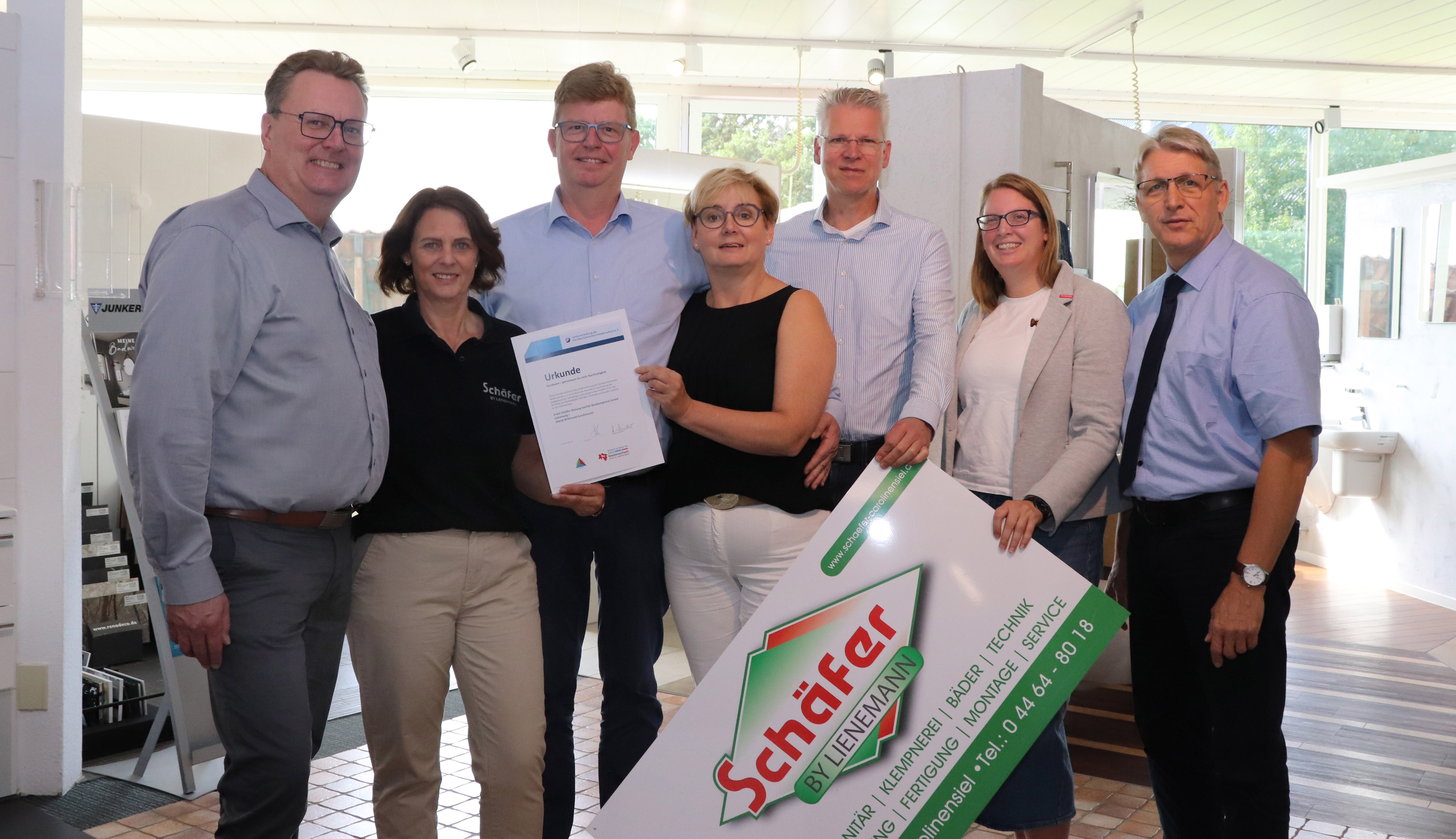 Die Tischlerei Frerichs bekommt eine Urkunde für den bestandenen Nachhaltigkeitscheck.