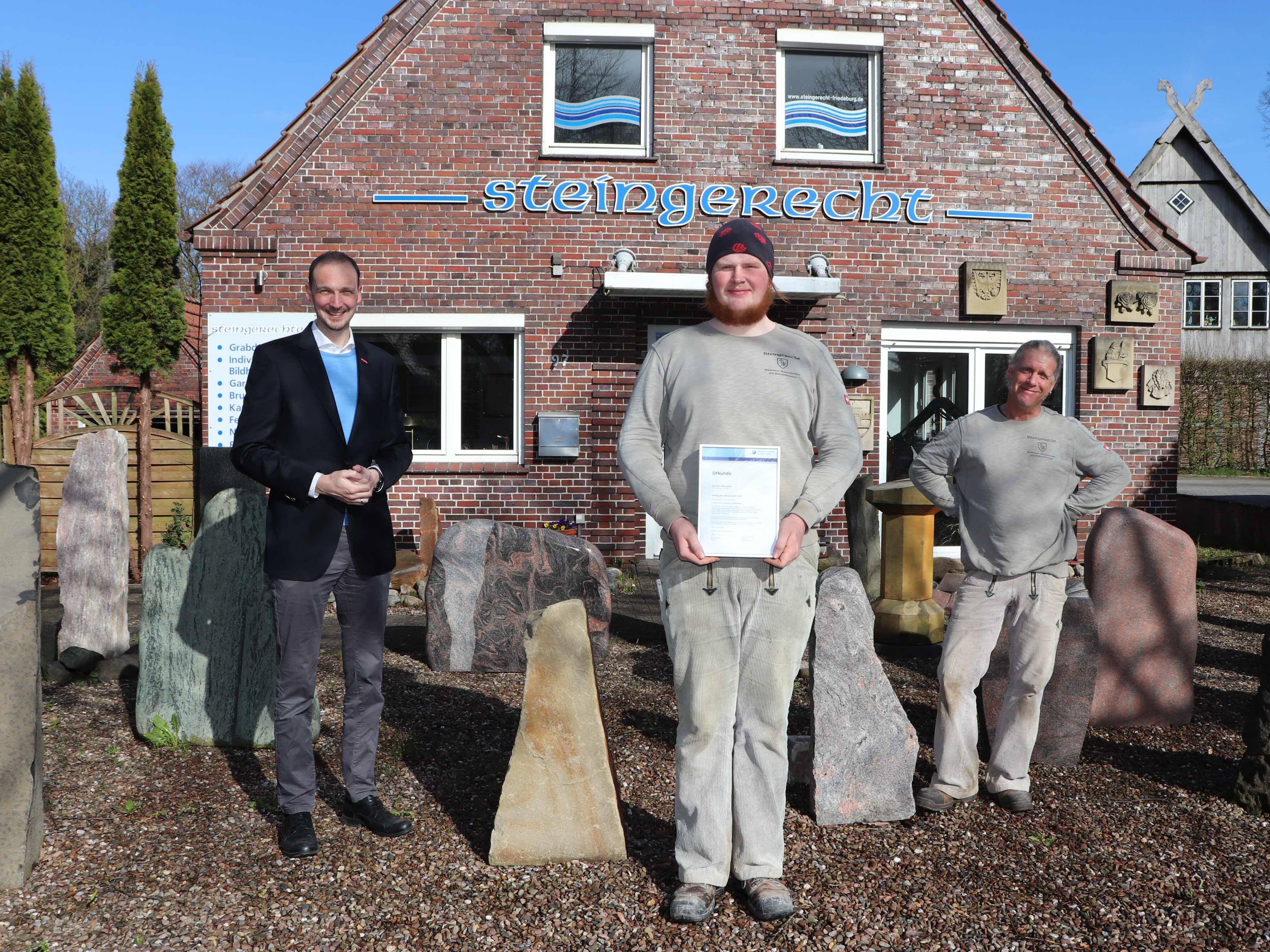 Dirk Bleeker (v.l.) gratulierte Azubi Jan Ottersberg und Chef Sven Thater zur tollen Ausbildungsleistung. 