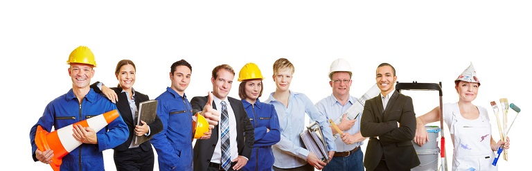 Viele unterschiedliche Handwerkerinnen und Handwerker stehen gemeinsam in einer Gruppe – in Arbeitskleidung und mit Werkzeugen