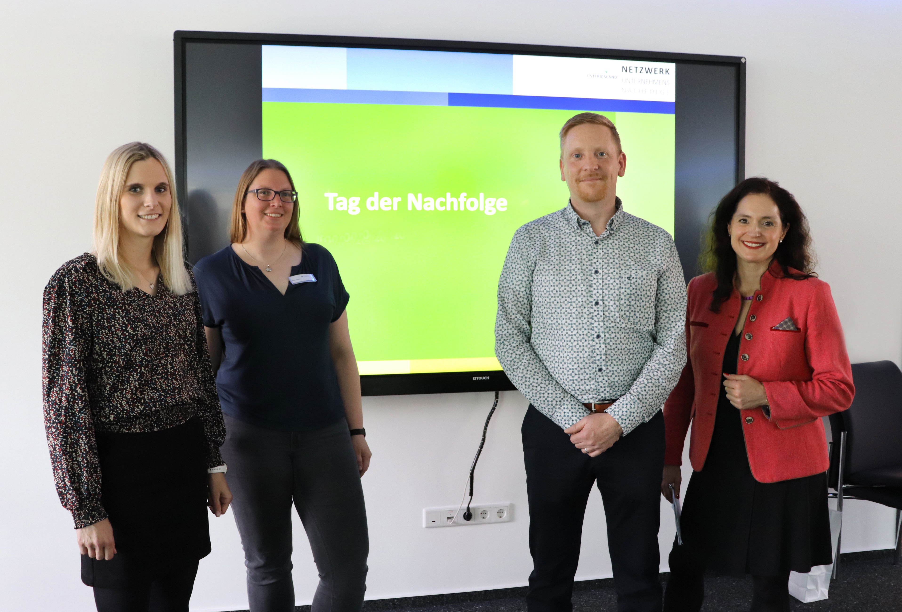 Anke Hölscher (v.l.) und Svea Janssen bedankten sich bei Sören Schöningh für seinen Best-Practice-Vortrag und Gwendolyn Stoye für ihre unterhaltsame Moderation der Veranstaltung.