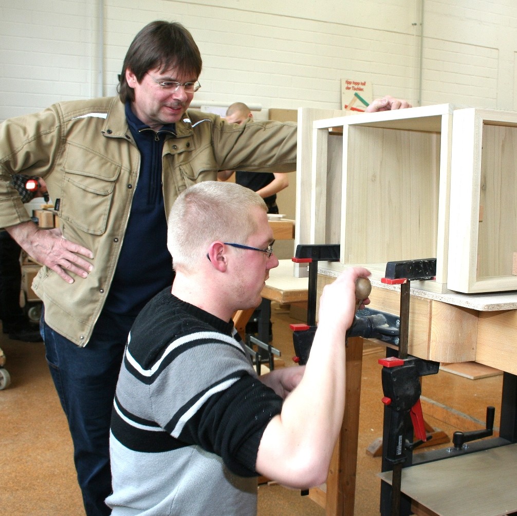 Überbetriebliche Unterweisung in der Tischlerei.