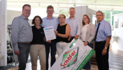 Dieter und Andrea Lienemann mit Albert und Tina Lienemann. Zur Auszeichnung gratulieren (v.r.) HWK-Hauptgeschäftsführer Jörg Frerichs und die HWK-Betriebsberater/in Svea Janssen und Thomas Harms.