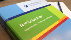 Ein bunter Ordner mt der Aufschrift Notfallordner