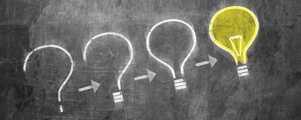 Vier Glühbirnen entwickeln sich Schritt für Schritt – die letzte leuchtet. Dazwischen verbinden Pfeile die Phasen.