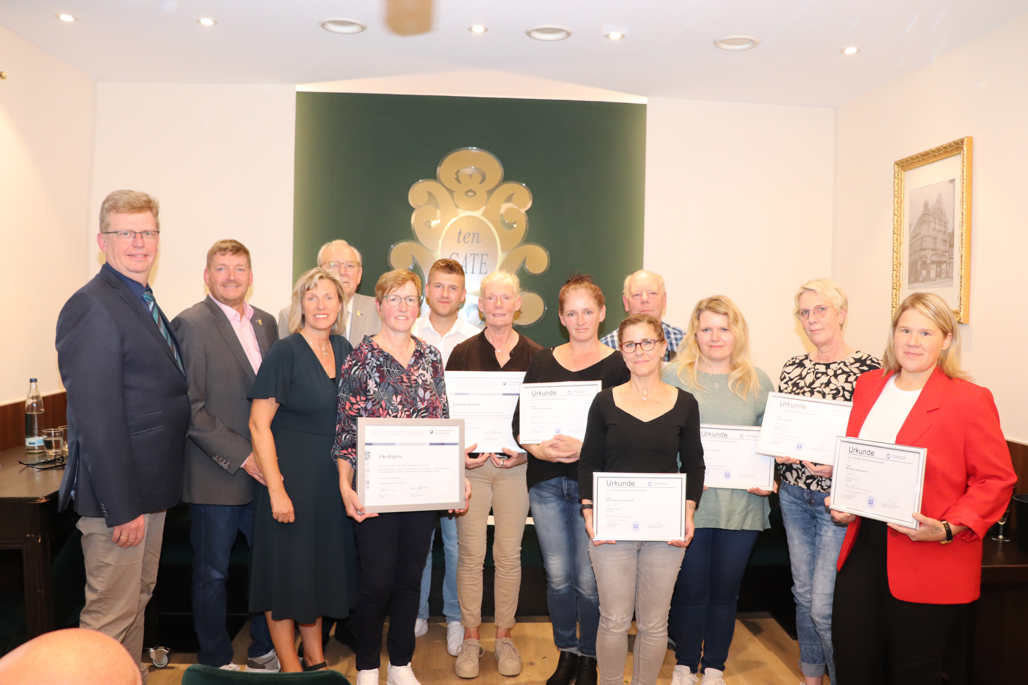 Der Präsident der Handwerkskammer für Ostfriesland, Albert Lienemann (v.l.), gratulierte Konditormeister Jörg Tapper und seiner Familie sowie den langjährigen Mitarbeiterinnen und Mitarbeiter zu den vielen Jubiläen. 