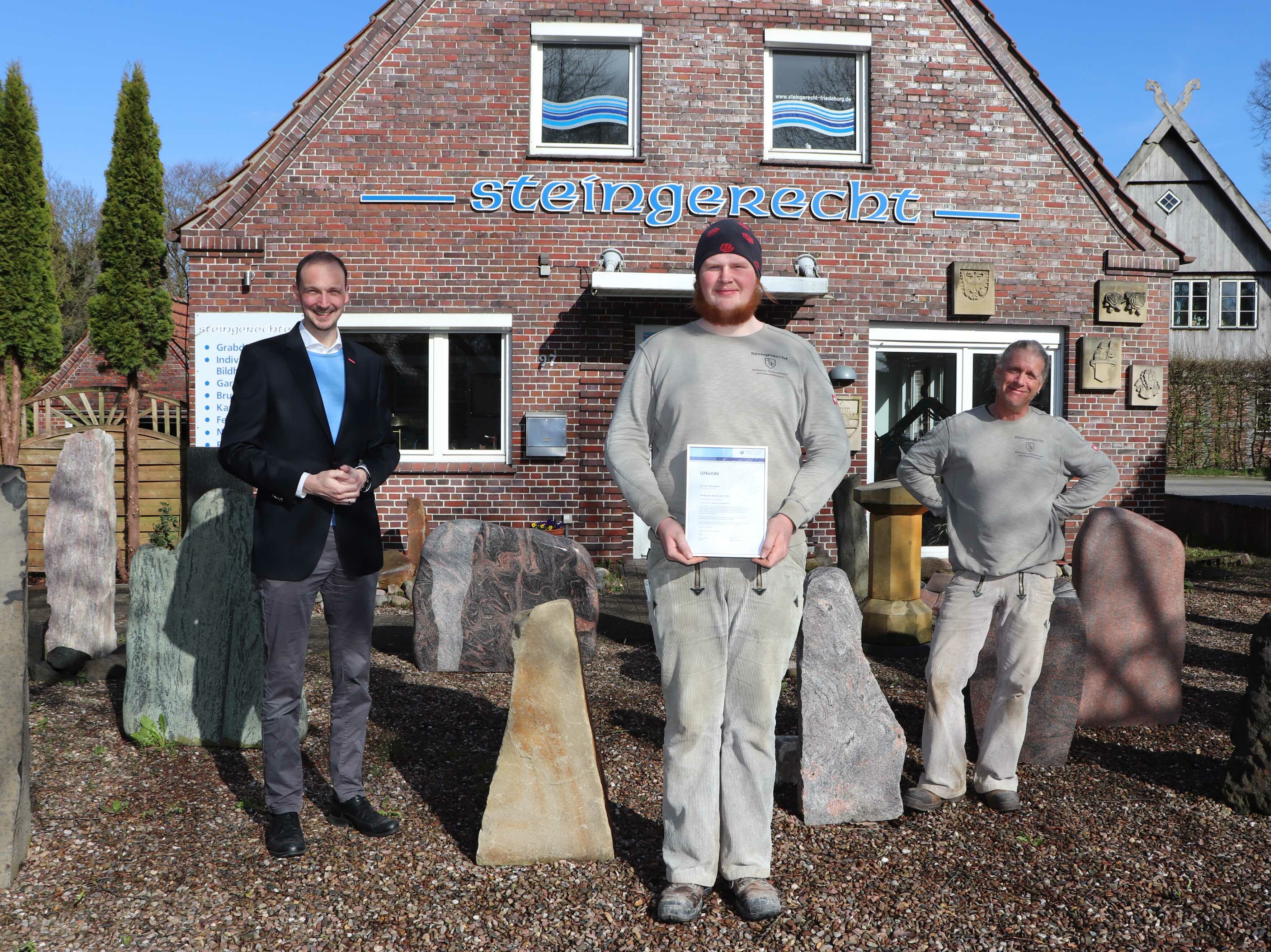 Dirk Bleeker (v.l.) gratulierte Azubi Jan Ottersberg und Chef Sven Thater zur tollen Ausbildungsleistung.