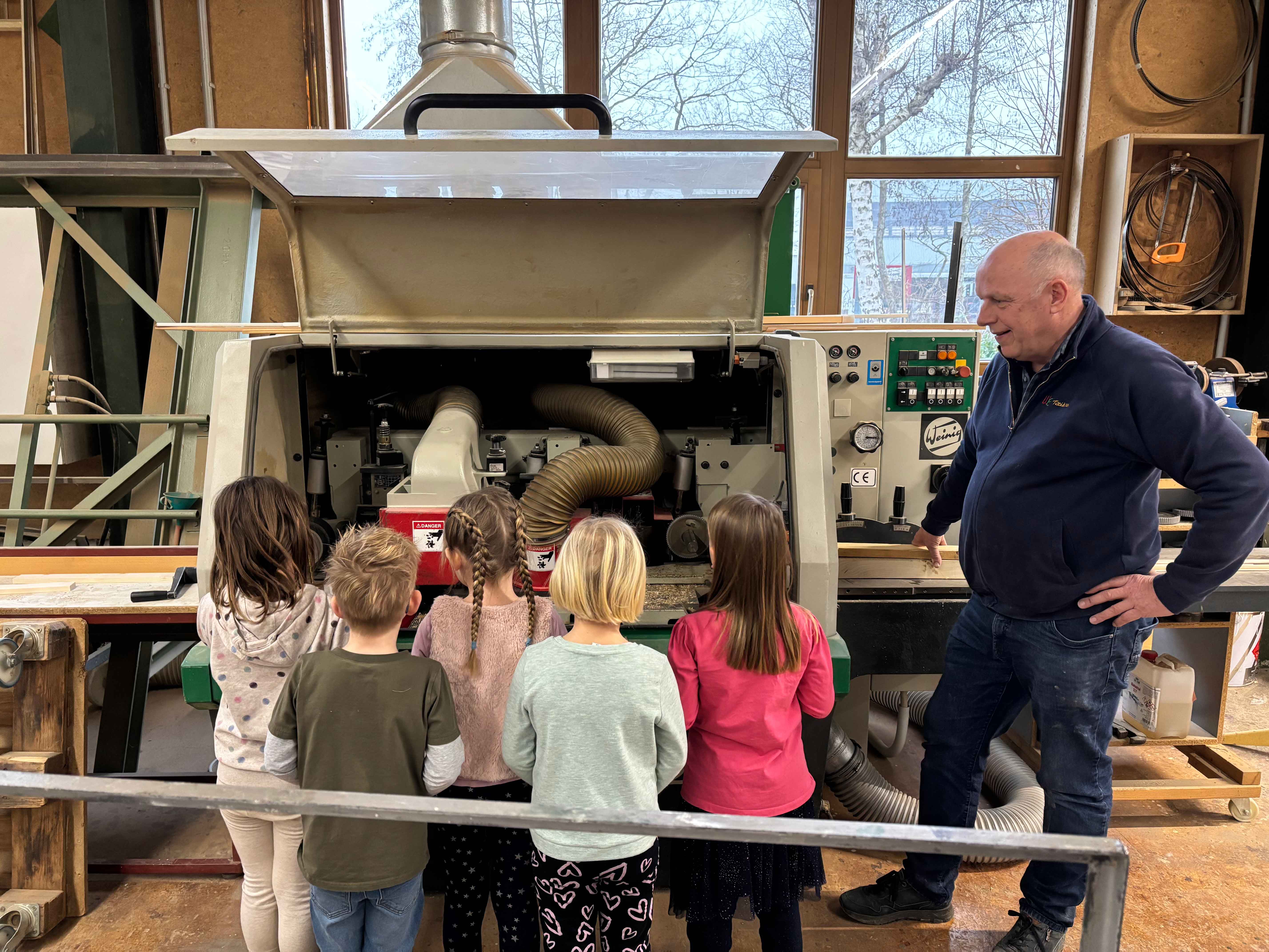 Beim Rundgang durch die Werkstatt von Tischlermeister Eden gab es für die Kita-Kinder viele interessante Maschinen zu entdecken.
