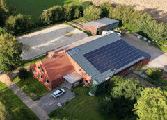 Eine Luftaufnahme des Betriebes Tebbens Haustechnik in Emden..