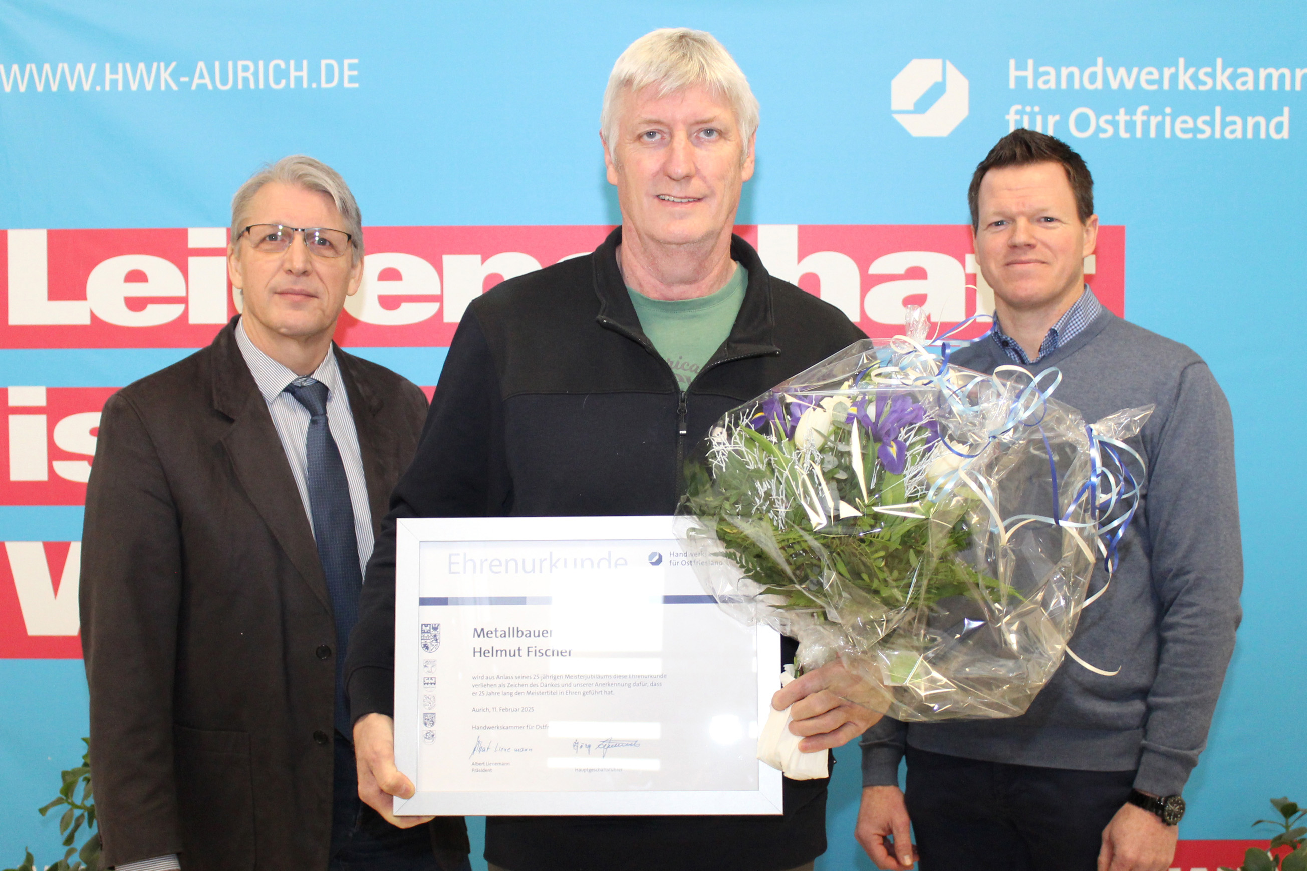Für sein Engagement im Handwerk erhielt Helmut Fischer (Mitte) von HWK-Hauptgeschäftsführer Jörg Frerichs (l.) und Klaus Barghorn (r.), BBZ-Abteilungsleiter Technologie, eine Urkunde überreicht.