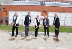 Auf dem Bild zu sehen sind: Obermeister Lothar Heuermann, Emdens Oberbürgermeister Tim Kruithoff, Vorsitzender des Fördervereins Andreas Köhn, der ehemalige Obermeister Horst Dornieden und der Schulleiter der BBS II in Emden Björn Holzgrabe.