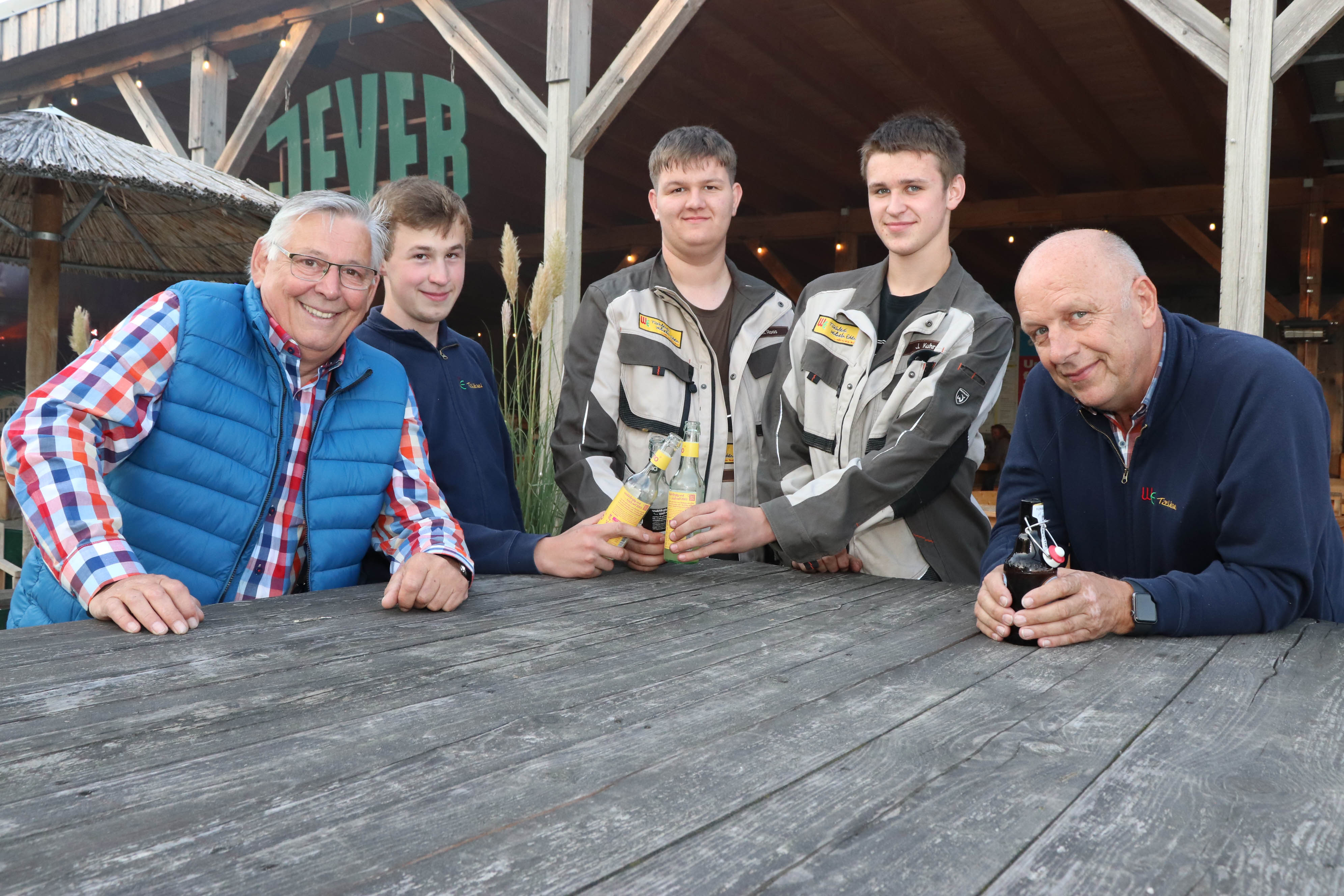 Wilhelm Eden, Obermeister der Tischler-Innung Leer (r.) und Joachim Eilts (l.), Kreishandwerksmeister von Aurich-Emden-Norden, mit einigen Tischler-Azubis an der Strandbar.