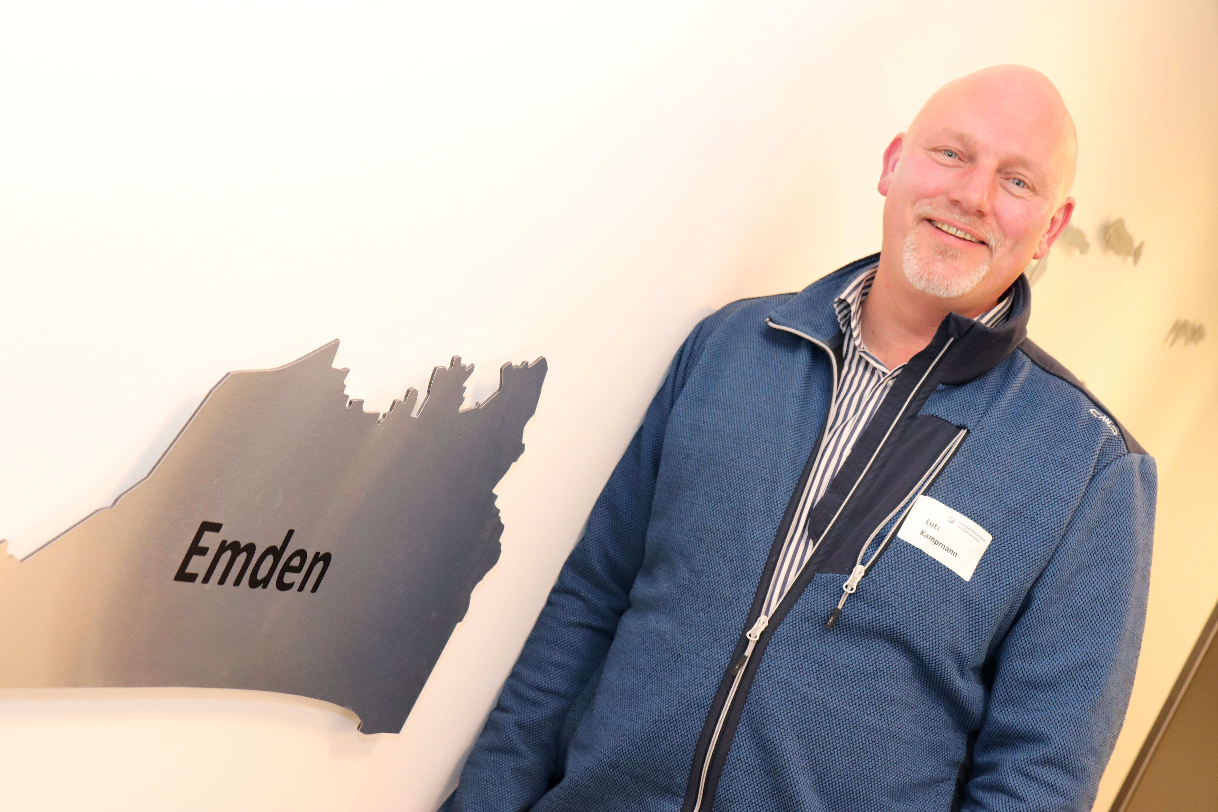 Lutz Kampmann, Studienrat der BBS II in Emden, vermittelt sein Wissen gerne an jungen Menschen. Ehrenamtlich nimmt der Kraftfahrzeugtechnikermeister Prüfungen in der Handwerkskammer für Ostfriesland ab.