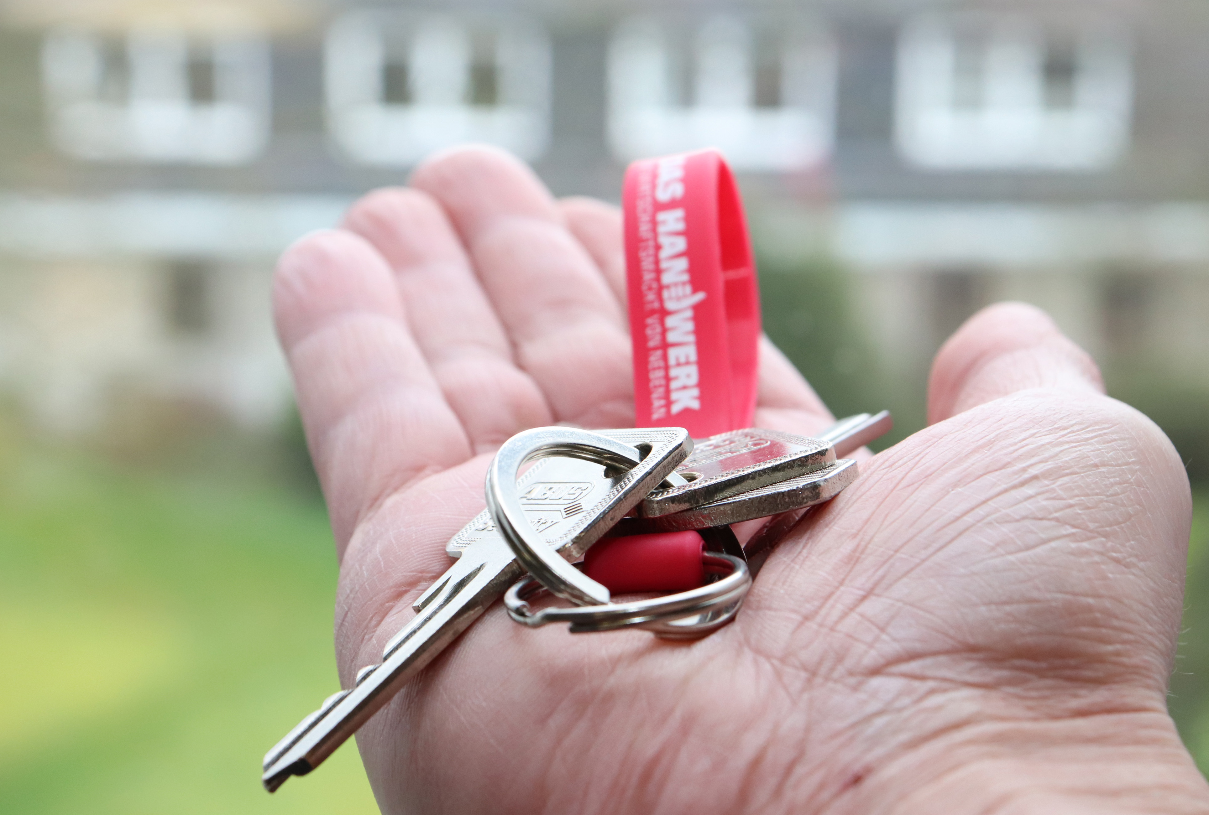 Eine Hand die einen Schlüsselbund überreicht.