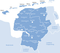 Auf einer kleinen Karte ist die Region Ostfriesland farblich hervorgehoben.