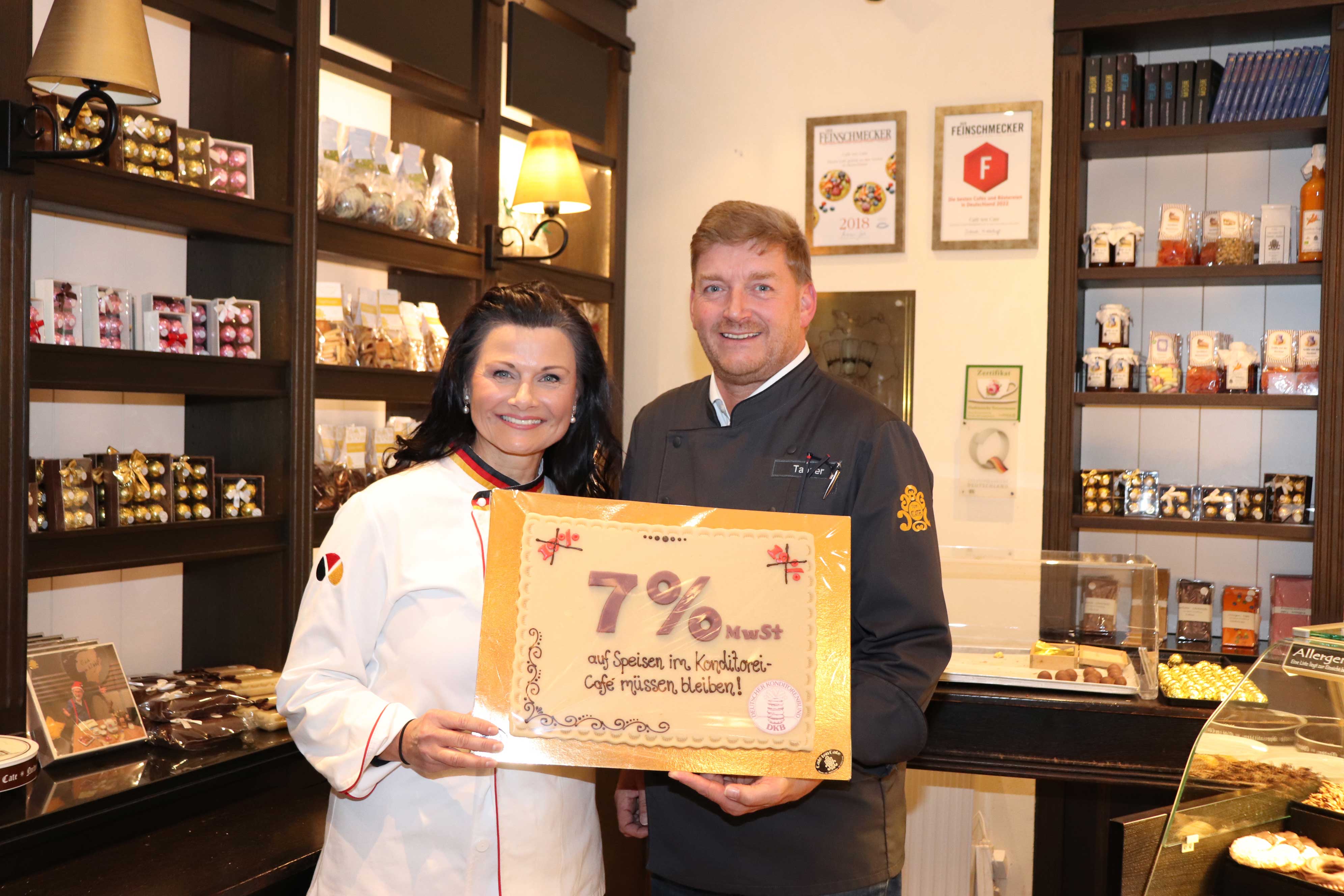 Die Bundestagsabgeordnete Gitta Connemann (v.l.) und Konditor Jörg Tapper.