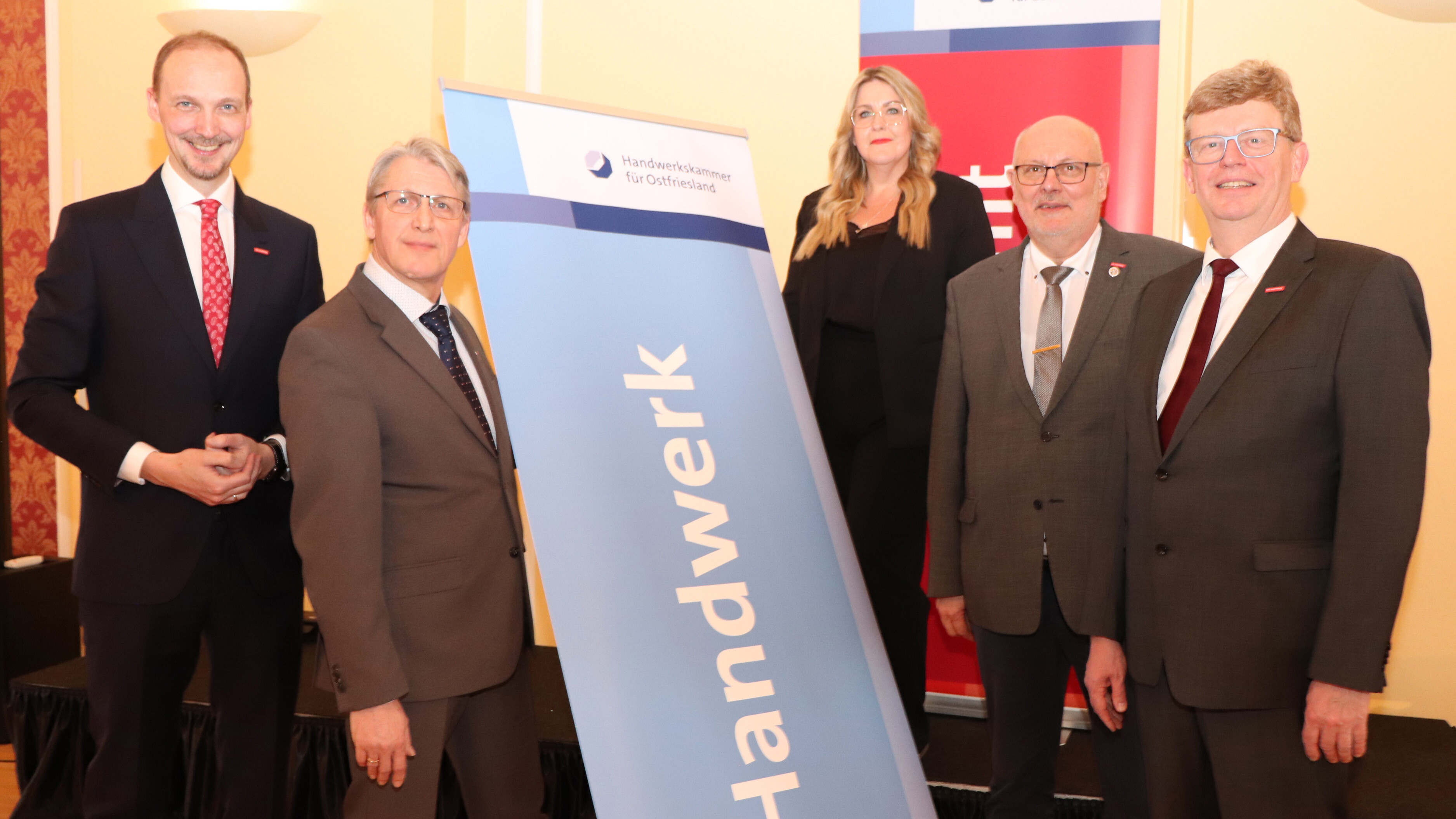 Präsident Albert Lienemann, Arbeitnehmer-Vizepräsident Jörg Klein und Arbeitgeber-Vizepräsidentin Imke Hennig. Es gratulieren zur Wahl Hauptgeschäftsführer Jörg Frerichs (2.v.l.) und sein Stellvertreter Dirk Bleeker (l.). 