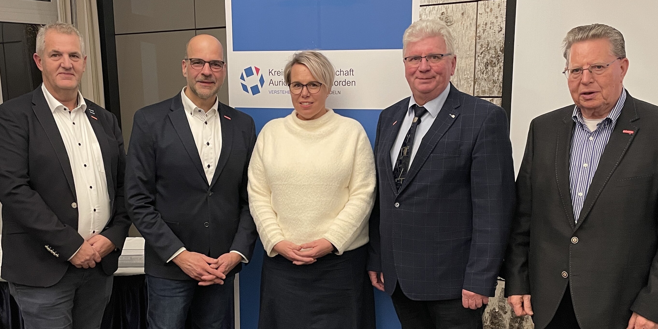 Der neue Vorstand der Kreishandwerkerschaft, (von links): Wilfried Duis (stv. Kreishandwerksmeister), Kreishandwerksmeister Jens Boelen, Kerstin Wolf, Folkert Busker (stv. Kreishandwerksmeister) und Lothar Freese.