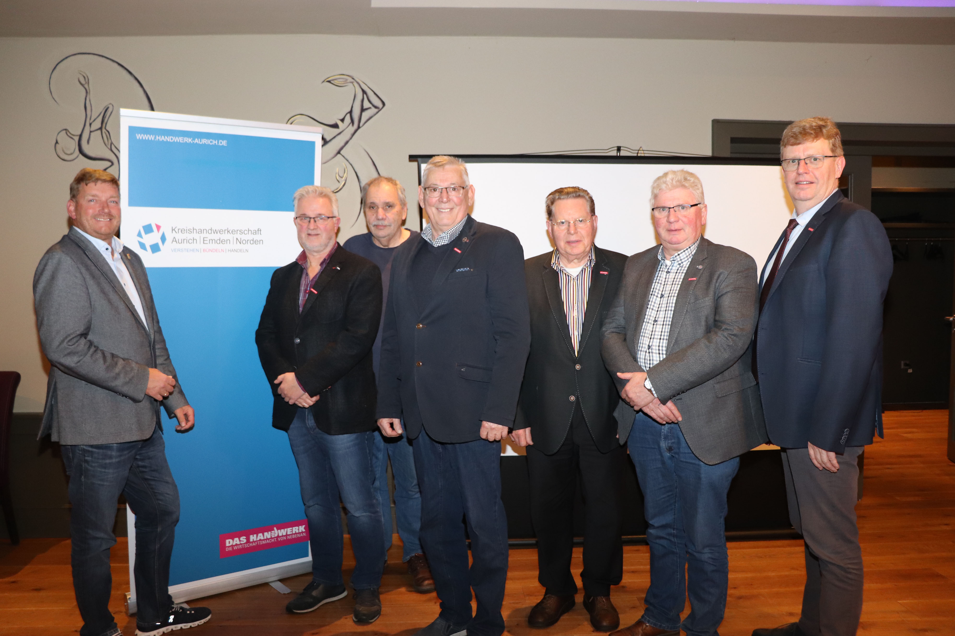 Auch der Präsident der Handwerkskammer, Albert Lienemann (r.), nahm an der Obermeisterversammlung, zu der Kreishandwerksmeister Joachim Eilts (4.v.l.) gemeinsam mit dem weiteren Vorstand eingeladen hatte, teil.