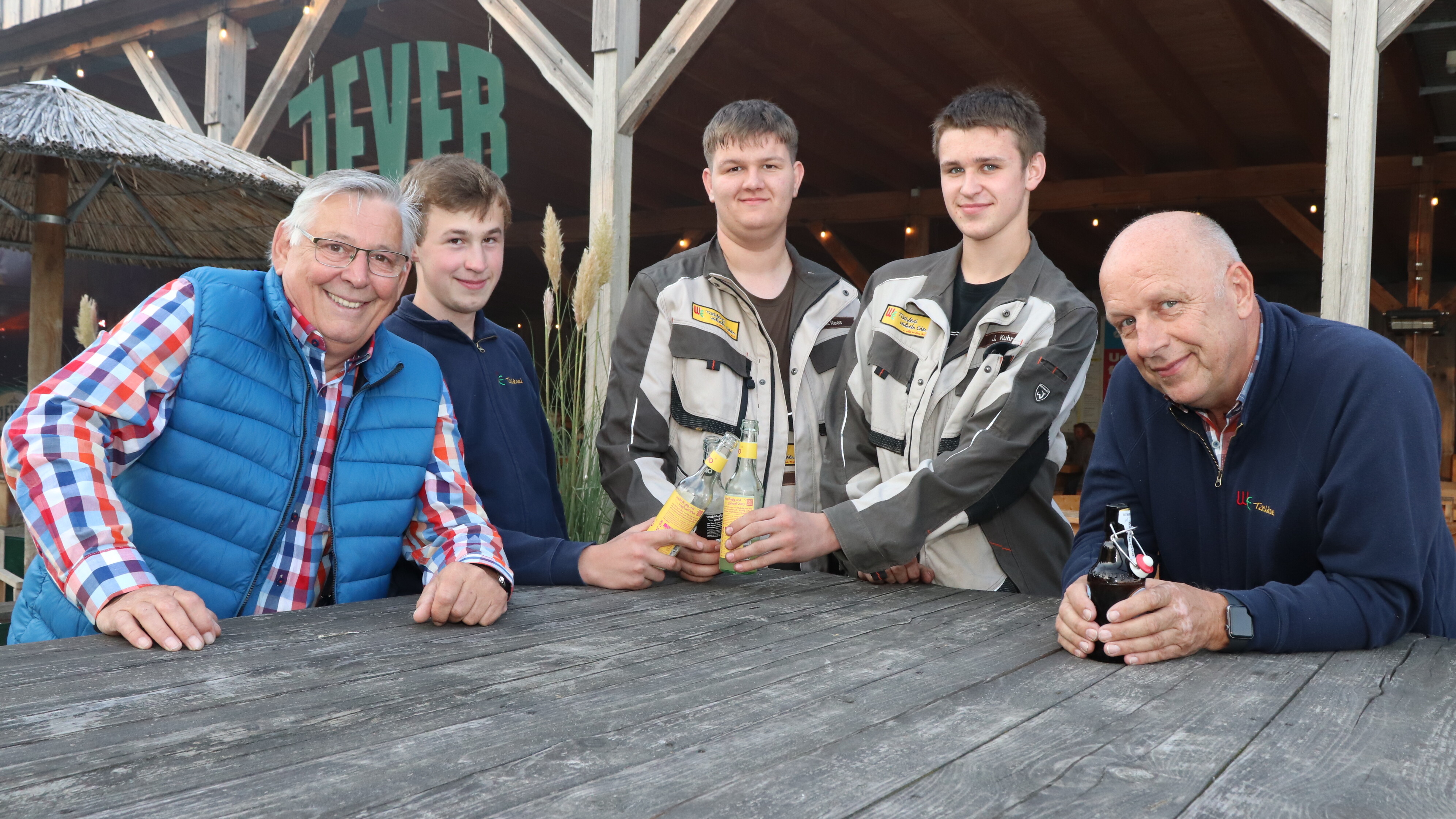 Wilhelm Eden, Obermeister der Tischler-Innung Leer (r.) und Joachim Eilts (l.), Kreishandwerksmeister von Aurich-Emden-Norden, mit einigen Tischler-Azubis an der Strandbar.