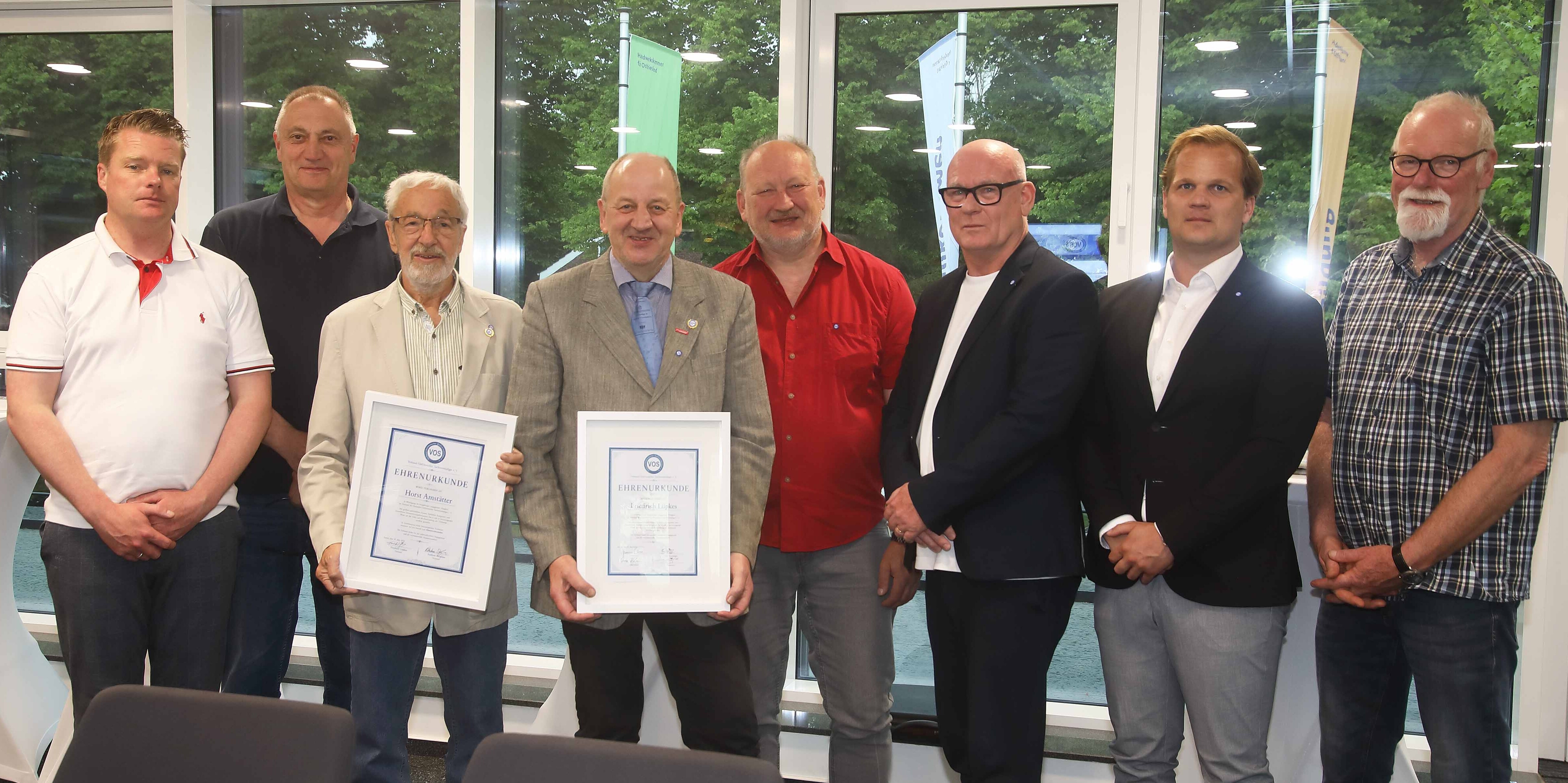 KI generiert: Eine Gruppe von Männern posiert bei einer Veranstaltung, wobei zwei von ihnen Urkunden in den Händen halten.