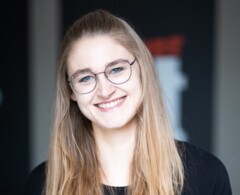 Das Bild zeigt Dozentin Sanda Loers aus Wiesmoor sie hat den Durchblick in der Buchhaltung.