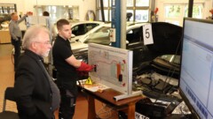 Blick in die Kfz-Werkstatt während der Prüfung.