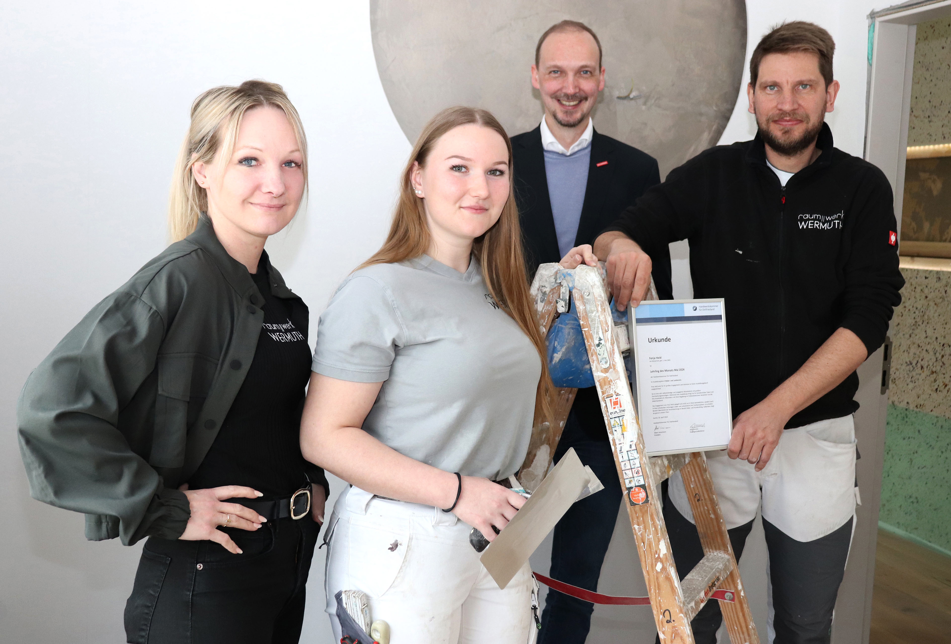 Fenja Held wie sie ihre Urkunde erhält.