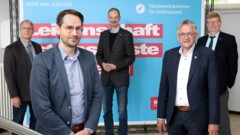 Kreisrat Sebastian Smolinski (vorne l.) und Landrat Olaf Meinen (2 v.r.) vom Landkreis Aurich auf Stippvisite in der Handwerkskammer für Ostfriesland. Es begrüßten sie (v. l. hinten): Hauptgeschäftsführer Jörg Frerichs, sein Stellvertreter Dirk Bleeker und Präsident Albert Lienemann.