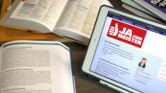 Einige Bücher liegen auf dem Tisch, teilweise bereits aufgeklappt.