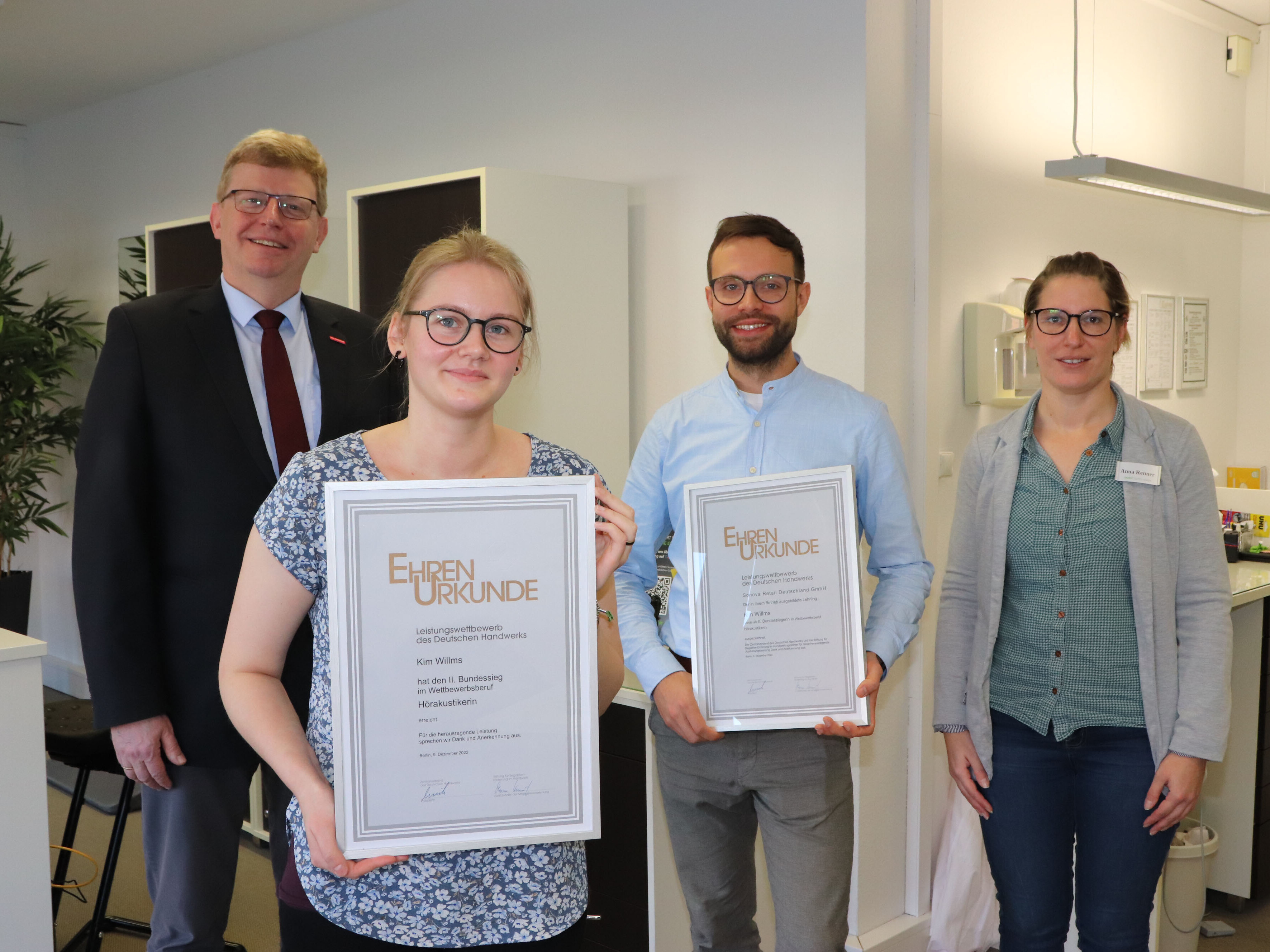Präsident Albert Lienemann (v.l.) überreichte der 2. Bundessiegerin Kim Willms ihre Urkunde. Es gratulierten: Bezirksleiter Philipp Mynarek und Ausbilderin Anna Renner.