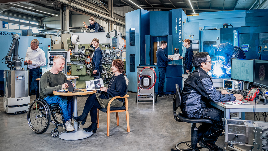 Eine Bildcollage zeigt Mitarbeitende von CwTec bei der Arbeit.