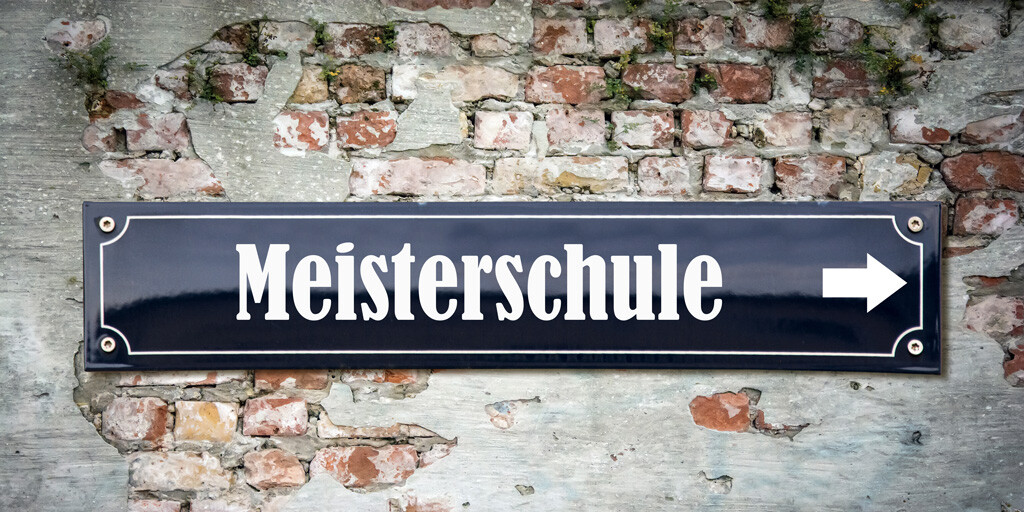 Ein Schild auf dem geschrieben steht: "Meisterschule" auf der rechten seite ist ein Pfeil abgebildet der nach rechts zeigt.