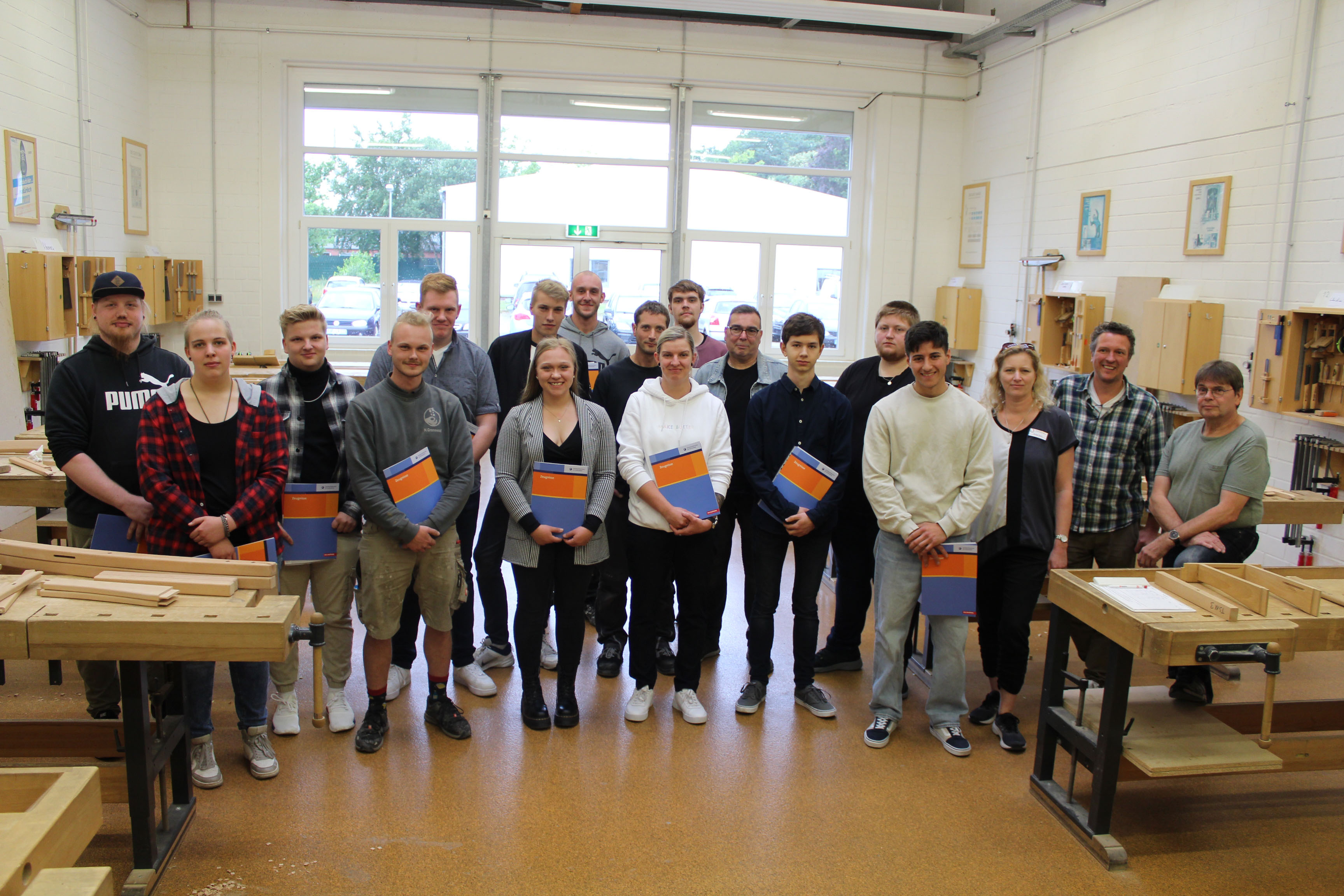 Uwe Herzich (v.r.), Mario Berger und Sonja Hinz überreichten den frisch ausgelernten Tischlerinnen und Tischlern ihre Zeugnisse und gratulierten zur bestandenen Ausbildung.