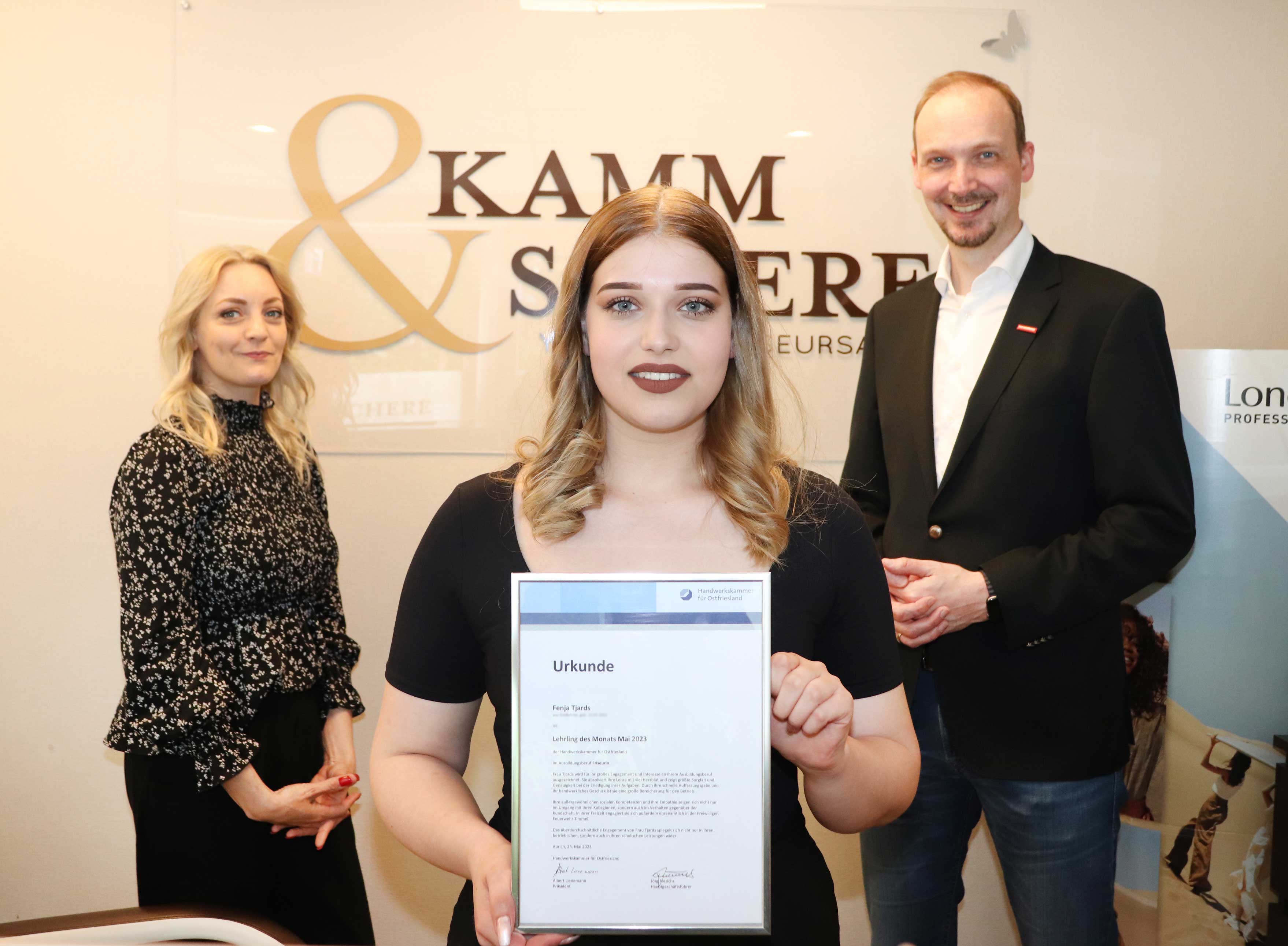 Fenja Tjards (Mitte) hat Spaß an Haaren und Kosmetik. Als Lehrling des Monats wurde sie von Dirk Bleeker (r.) ausgezeichnet. Salonchefin Yvonne Krull ist stolz auf den Nachwuchs (l.).