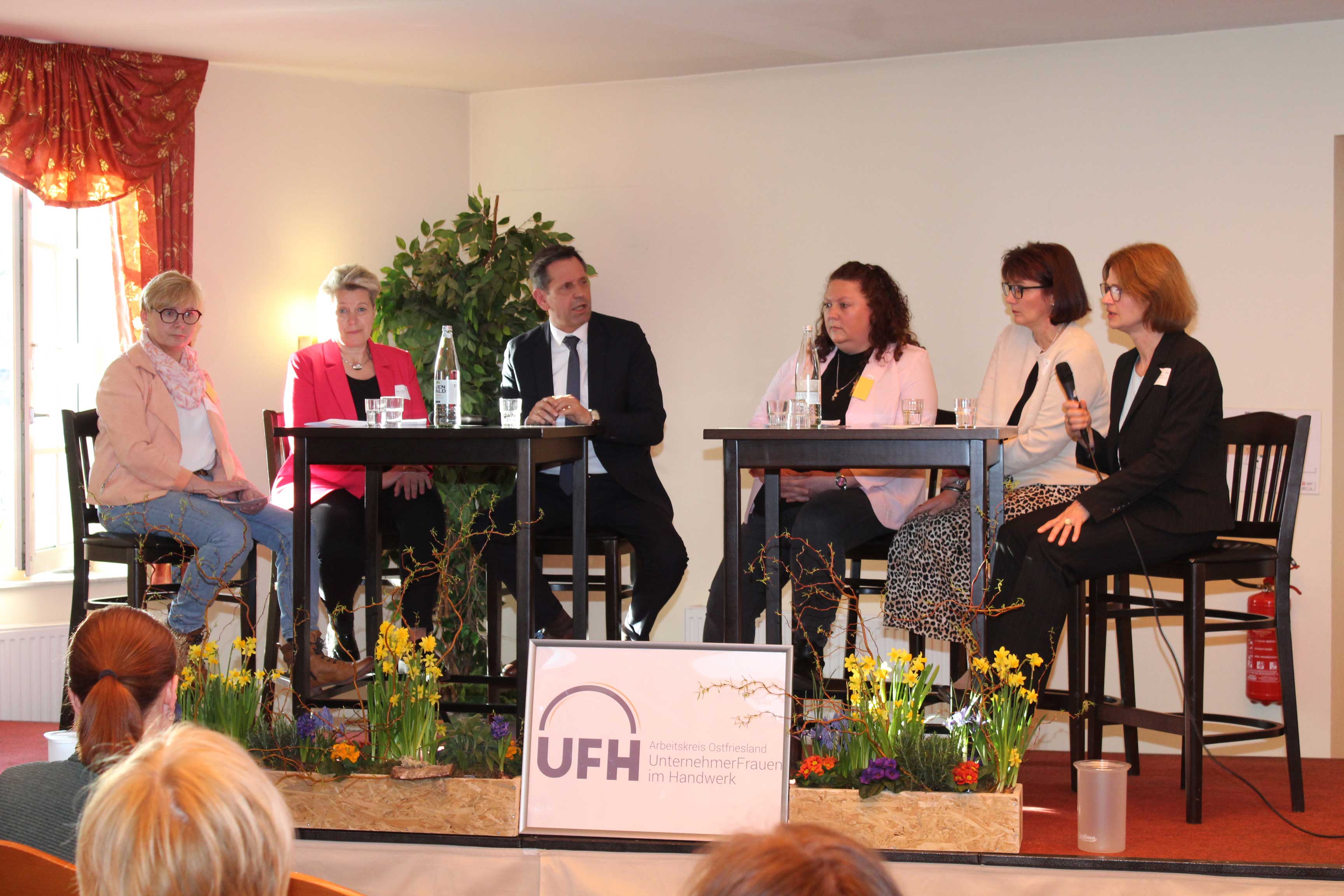 Wirtschaftsminister Olaf Lies (Mitte) diskutierte mit den UnternehmerFrauen Tina Lienemann (v.l.), Heike Claassen, Maike Rector und Meike Lotze-Franke. Die Moderation übernahm Martina Jahn, Chefredakteurin des Norddeutschen Handwerks.