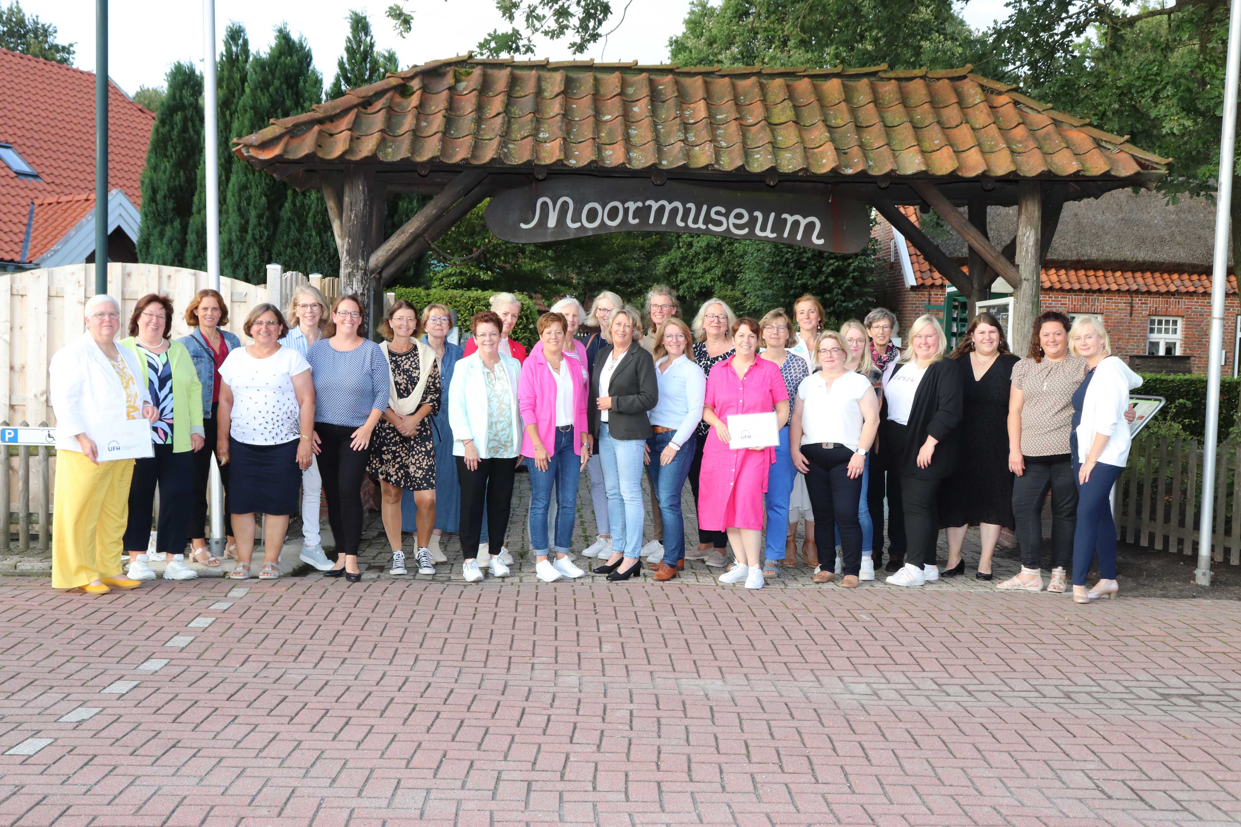 Gemeinsam mit vielen Gästen feierten die UnternehmerFrauen im Handwerk des Arbeitskreises Landkreis Aurich und der Stadt Emden ihr 30-jähriges Jubiläum in der Teestube Moorgold.