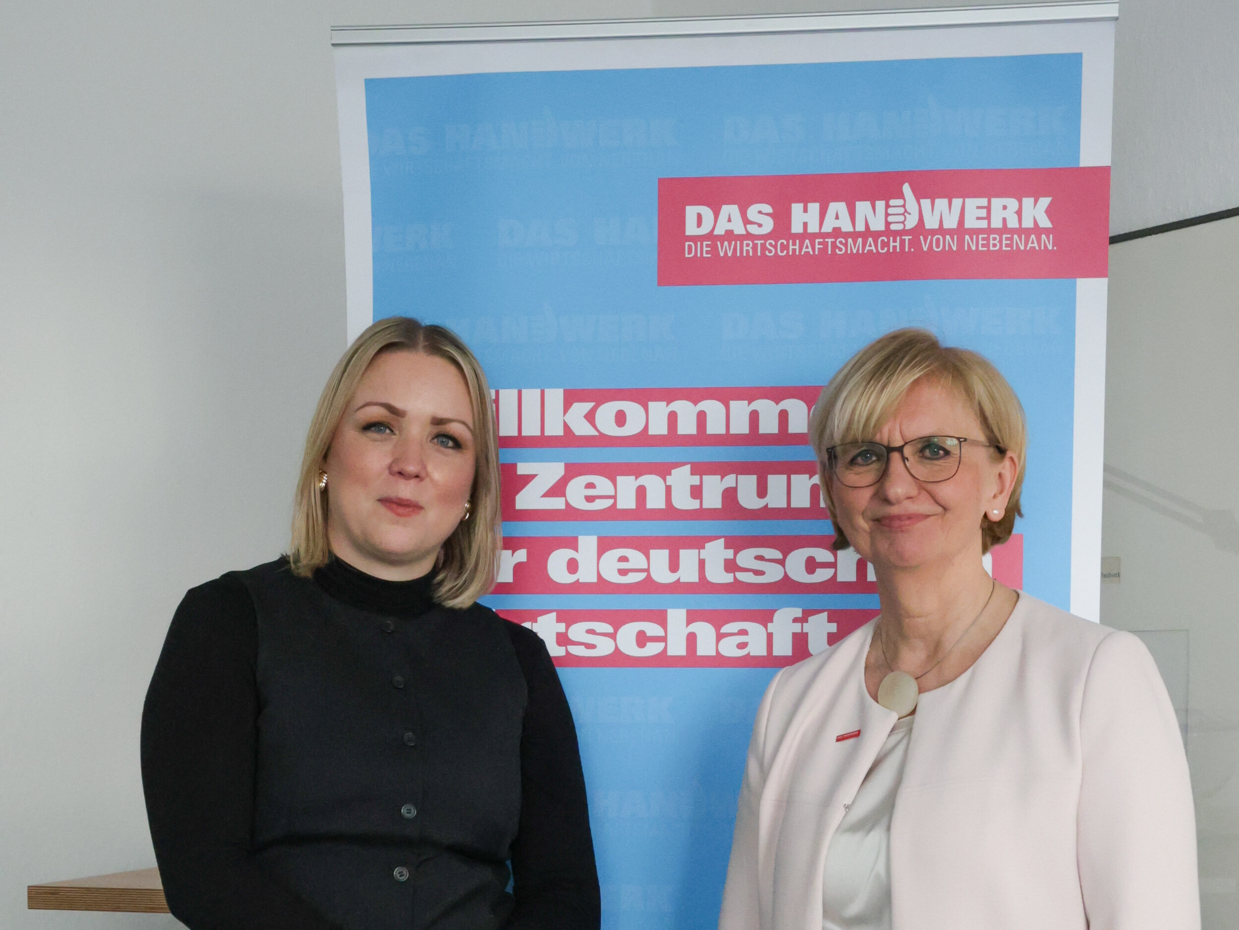Sandra Schubert, Geschäftsführerin Unternehmensverbände  Handwerk Niedersachsen e. V. (links), mit Dr. Hildegard Sander, Geschäftsführerin des Niedersächsischen Handwerkstages -NHT (rechts).