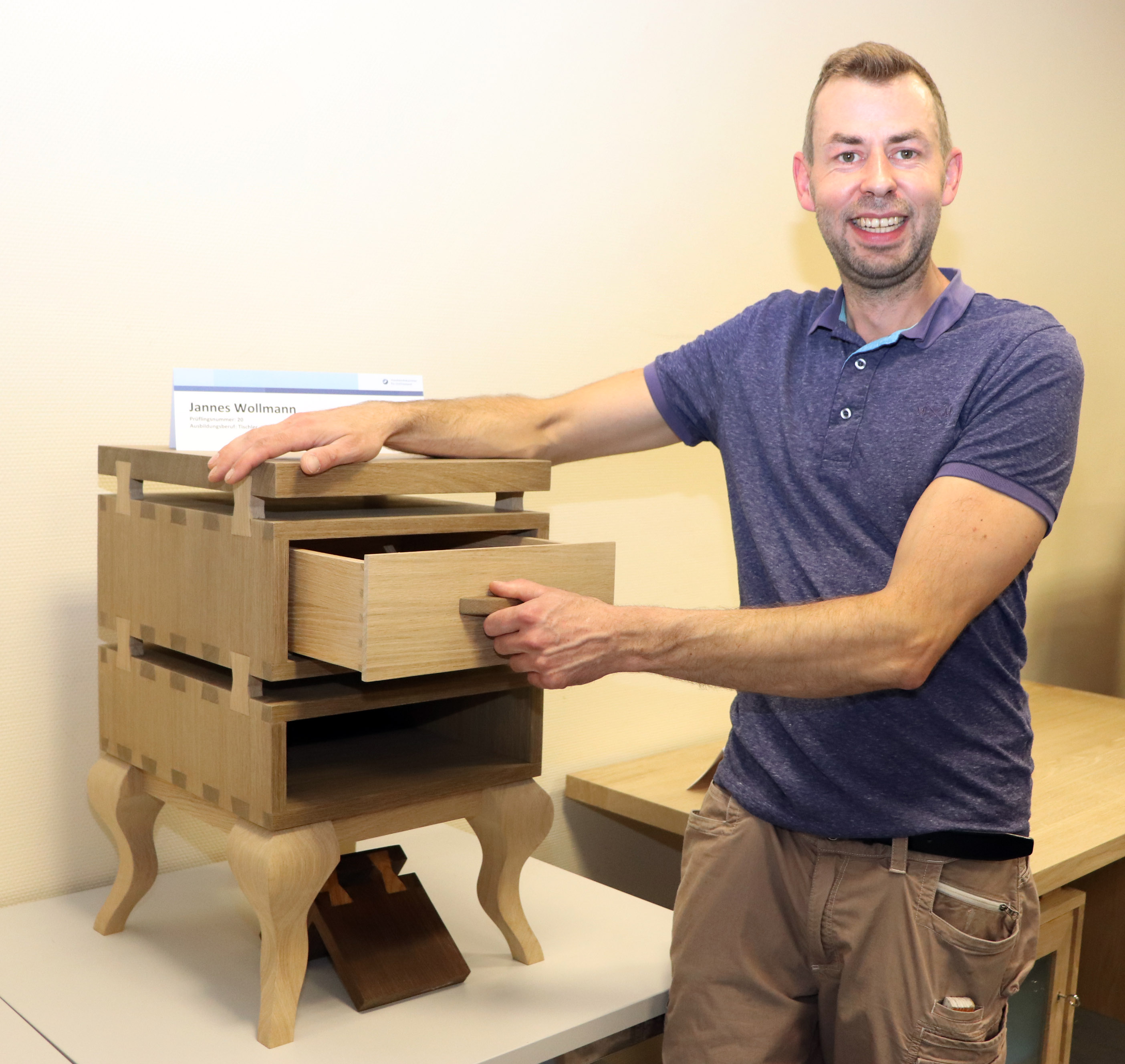 KI generiert: Ein Mann präsentiert ein handgefertigtes Holzschubladenmöbelstück.