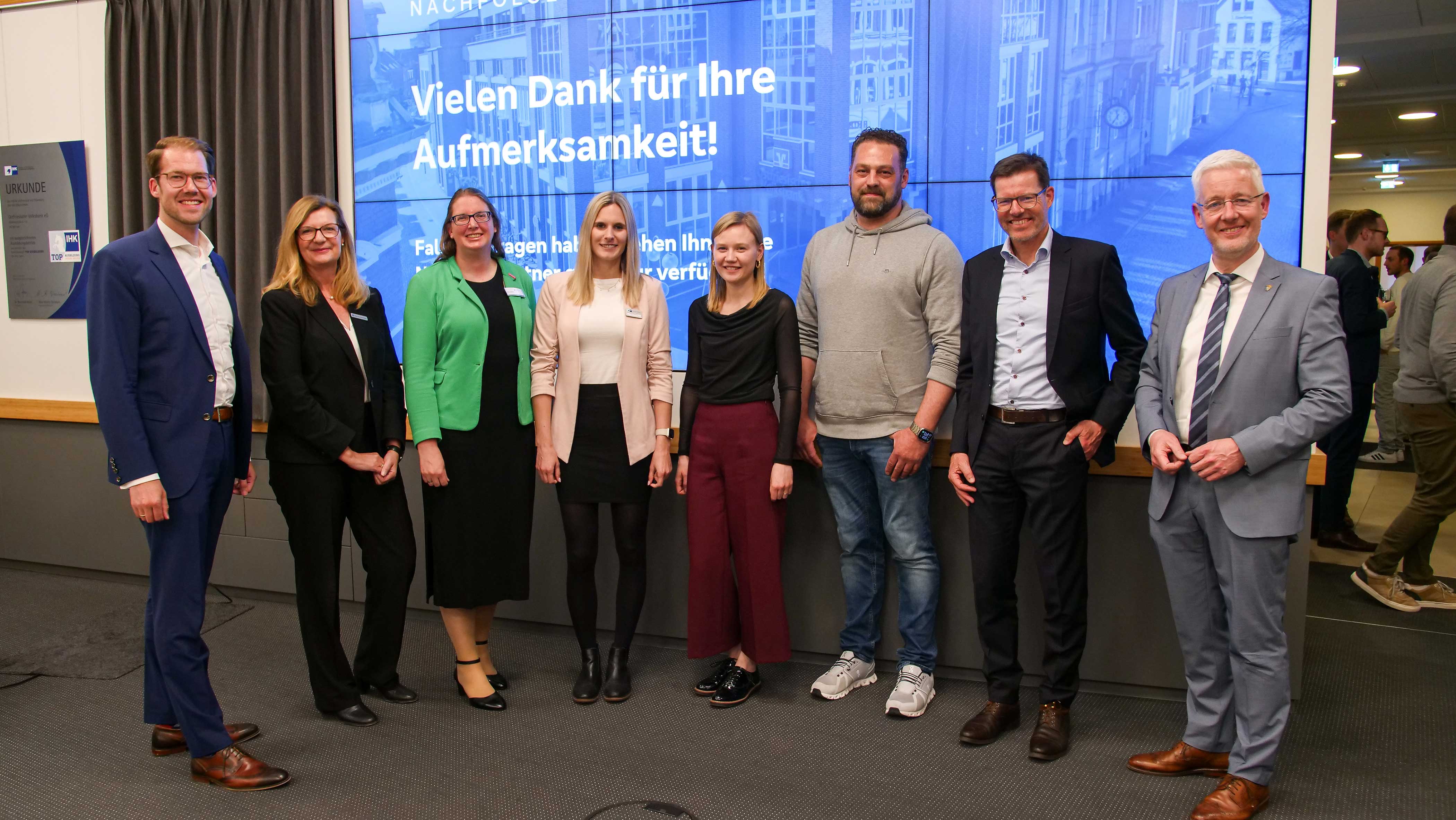 Auf dem Bild sind zu sehen, Generalbevollmächtigter Thomas Lüken (Volksbank), Firmenkundenberaterin Manuela Ammersken (Volksbank), Betriebsberaterin Svea Janssen (HWK), Betriebsberaterin Anke Hölscher (IHK), Annika Buchholz, Dirk Wessel, Referent Thomas Gabbert und Landrat Matthias Groote.