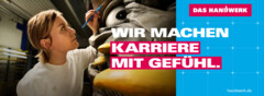 KI generiert: Ein Handwerker bemalt aufmerksam eine große Skulptur, begleitet von einem Slogan über Karriere im Handwerk.