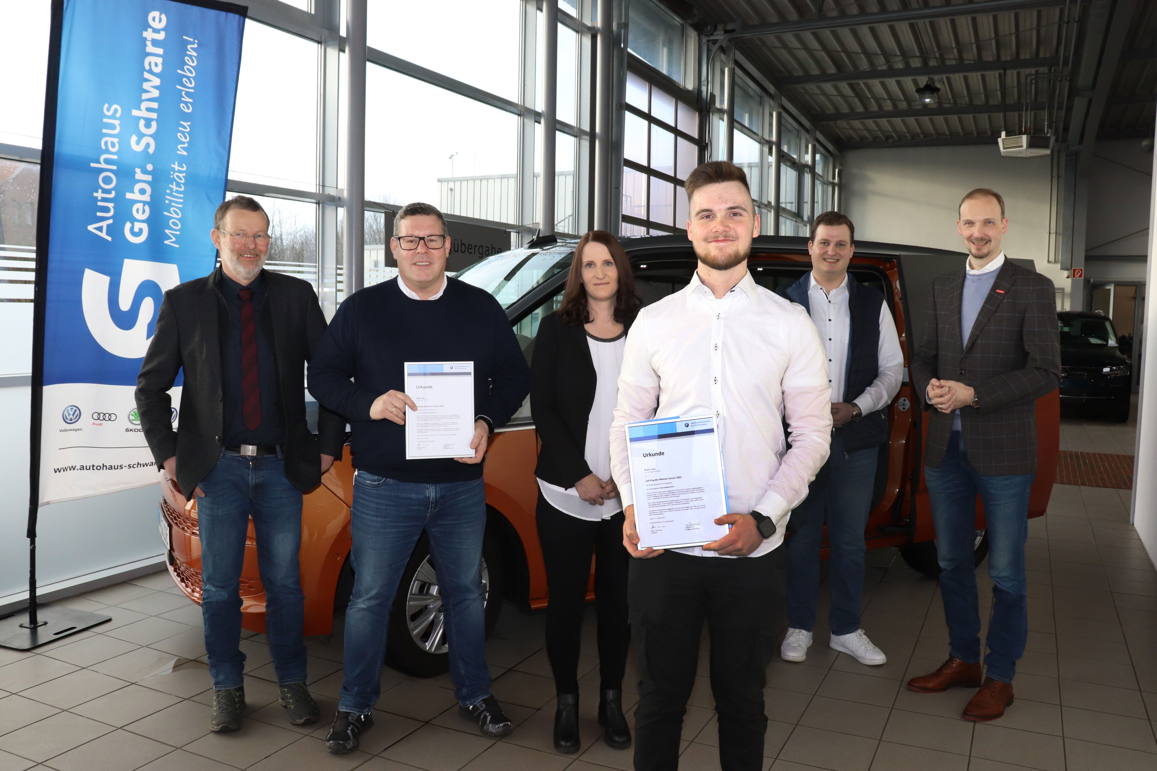 Dirk Bleeker (r.) überreichte Robin Ites (Mitte) seine Urkunde und gratulierte ihm und seinen Ausbildern Marius Fischer (2.v.r.) und Hans-Reiner Stroman (l.) sowie Geschäftsführer Philipp Boumans (2.v.l.) und seiner Assistentin Kerstin Dyck zur Auszeichnung zum Lehrling des Monats. 