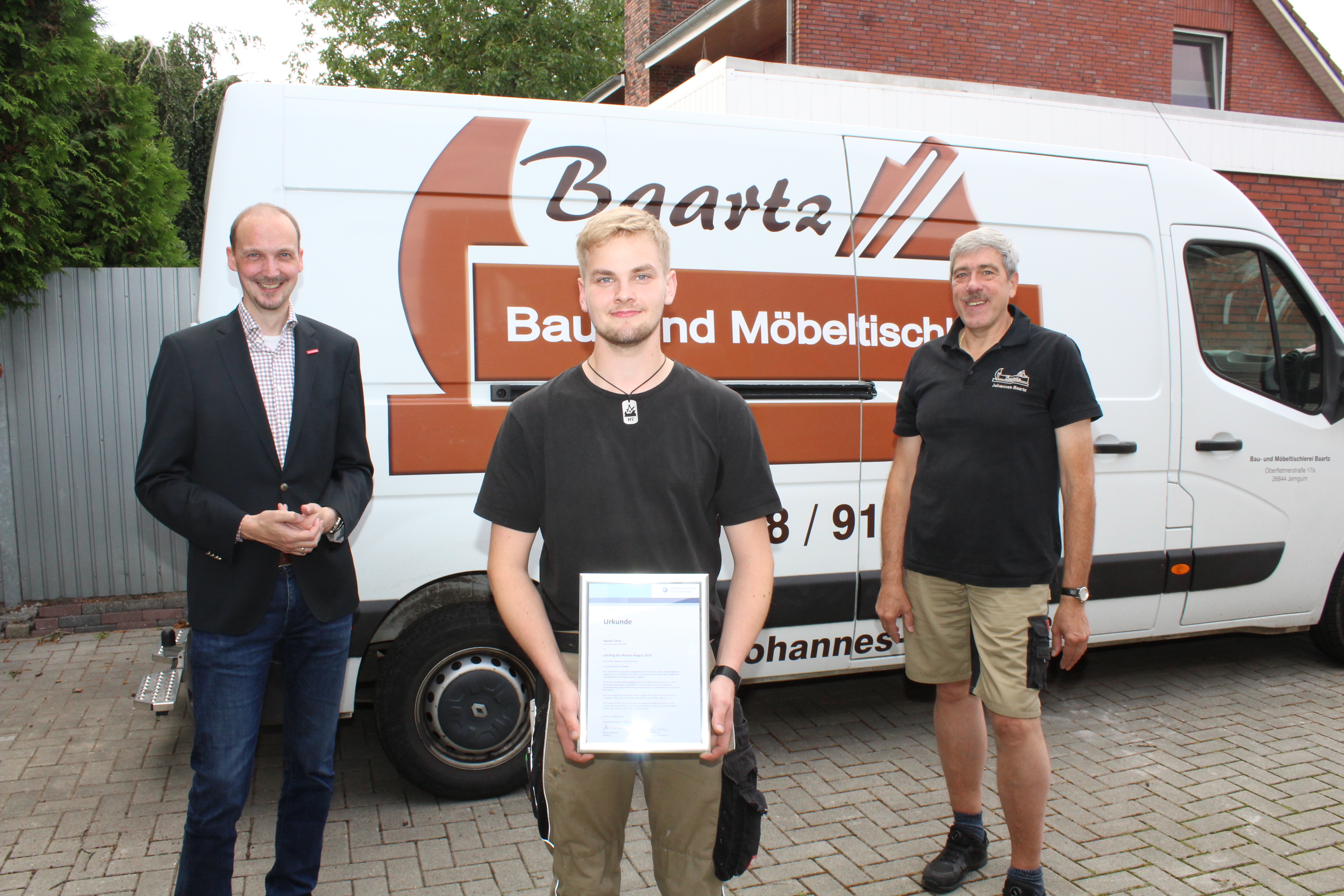 Hauke Tierel zusammen mit seiner Urkunde für den Lehrling des Monats.