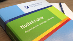 Ein bunter Ordner mit der Aufschrift Notfall