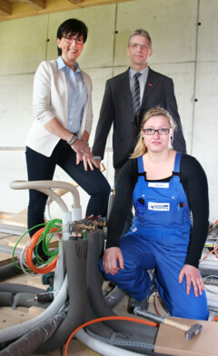 Karin Natelberg und Insa Bleeker zeigen Jörg Frerichs (v.r.) die Baustelle für das firmeneigene Smart Home, dem „Loft“.  Foto: HWK