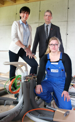 Lehrling des Monats April 2017 Karin Natelberg und Insa Bleeker zeigen Jörg Frerichs (v.r.) die Baustelle für das firmeneigene Smart Home, dem „Loft“. Foto: HWK