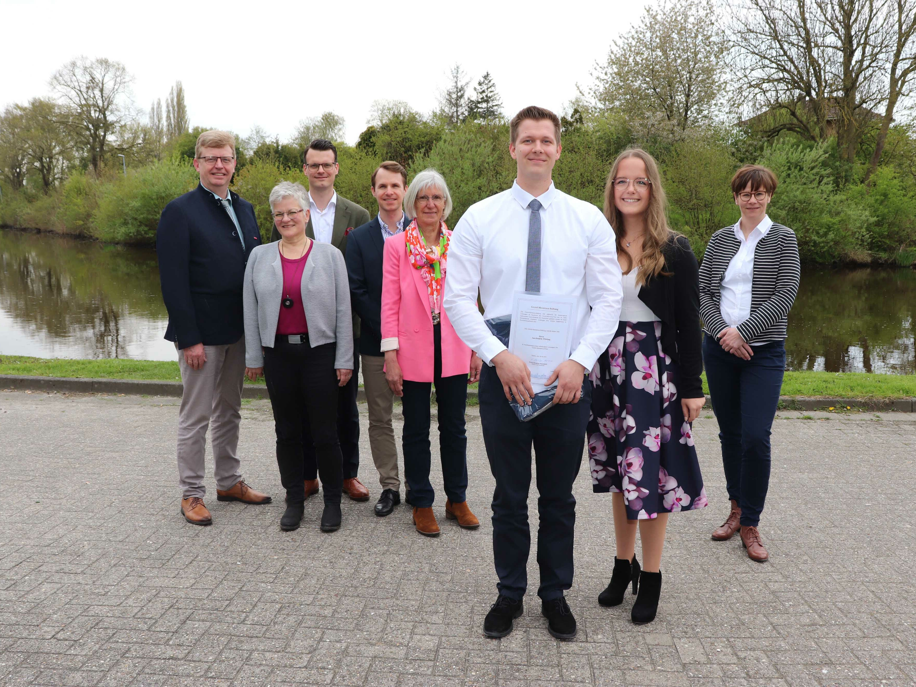 Preisträger Jan-Hendrik Wiltfang und seiner Freundin Lena Meyer (beide vorne), freuten sich die Stiftungsgründer Dr. Florian Horstmann (3.v.l.), Julian Horstmann (4.v.l.) und Karin Meentzen-Horstmann (5.v.l.) sowie Vertreter der Handwerkskammer, der Ostfriesischen Volksbank eG und der BBS II Emden.