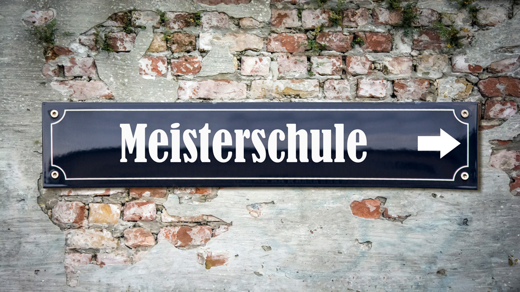 Ein Schild auf dem geschrieben steht: "Meisterschule" auf der rechten seite ist ein Pfeil abgebildet der nach rechts zeigt.