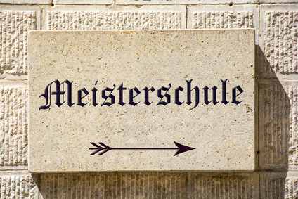 Ein Schild mit der Aufschrift ‚Meisterschule‘ und einem Pfeil, der in eine bestimmte Richtung weist.